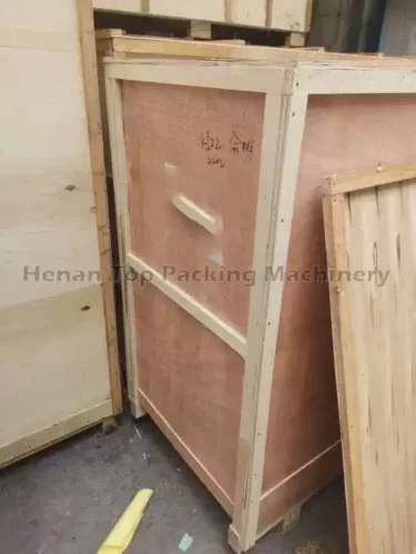 Máquina envasadora en caja de madera.