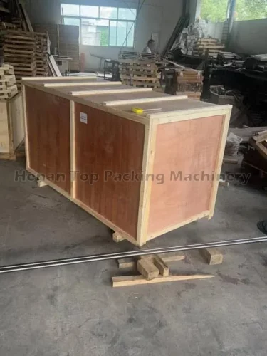 Máquina de envasado al vacío en caja de madera.