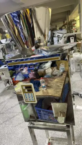 Automatic weighing packing machine