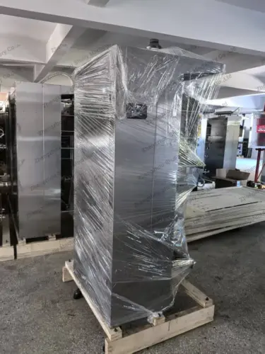 Envasador de líquidos con película y caja de madera