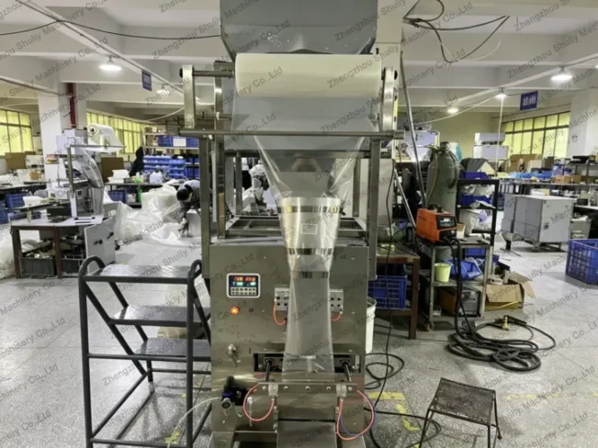 Automatic packaging machine for insect worms