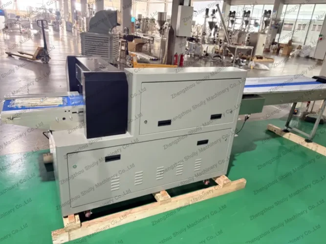 Pillow packaging machine for chocolate bar