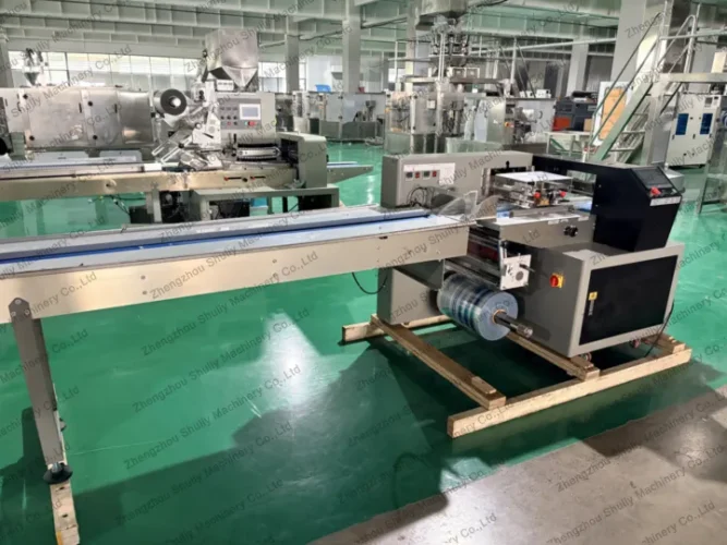 Pillow packing machine for bar-shaped food